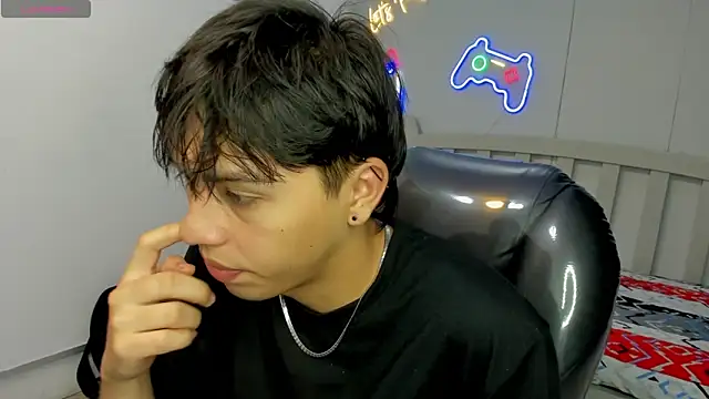 Snapshot of StiwenTwink chatting on 10.30.25 StiwenTwink online show from 10.30.25