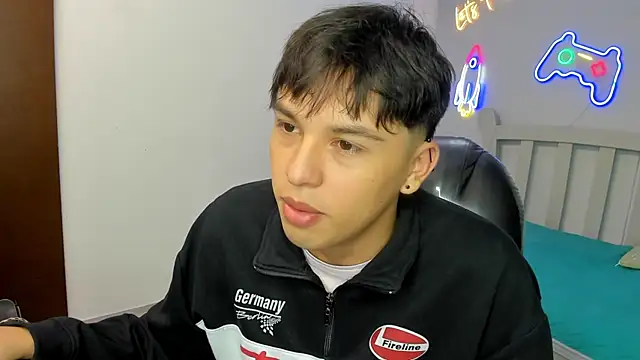 Snapshot of StiwenTwink chatting on 11.06.25 StiwenTwink online show from 11.06.25