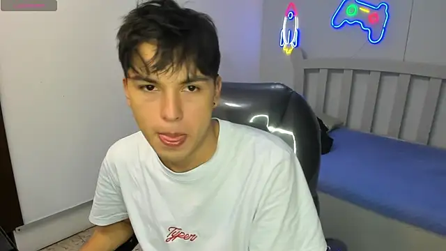 Snapshot of StiwenTwink chatting on 11.18.25 StiwenTwink online show from 11.18.25