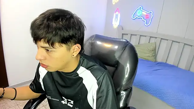 Snapshot of StiwenTwink chatting on 11.21.25 StiwenTwink online show from 11.21.25