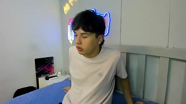 Snapshot of StiwenTwink chatting on 11.22.25 StiwenTwink online show from 11.22.25