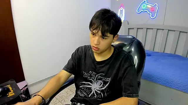 Snapshot of StiwenTwink chatting on 11.24.25 StiwenTwink online show from 11.24.25