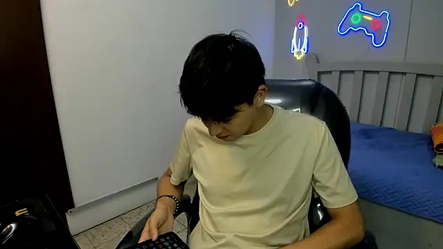 Snapshot of StiwenTwink chatting on 11.26.25 StiwenTwink online show from 11.26.25