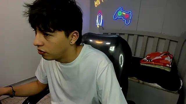 Snapshot of StiwenTwink chatting on 11.28.25 StiwenTwink online show from 11.28.25