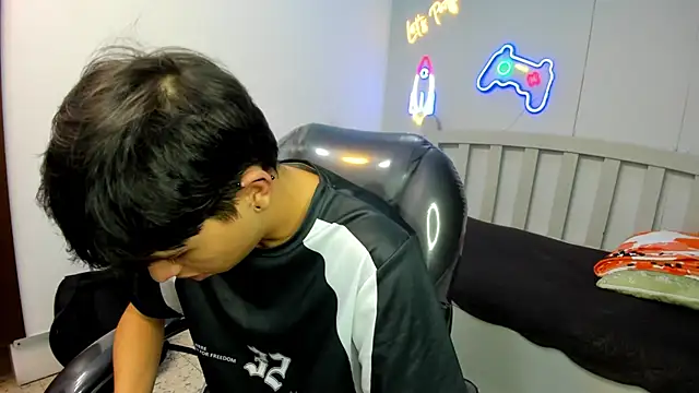 Snapshot of StiwenTwink chatting on 12.03.25 StiwenTwink online show from 12.03.25