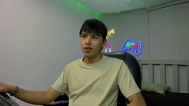 Snapshot of StiwenTwink chatting on 12.05.25 StiwenTwink online show from 12.05.25