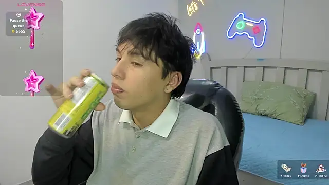 Snapshot of StiwenTwink chatting on 12.17.25 StiwenTwink online show from 12.17.25