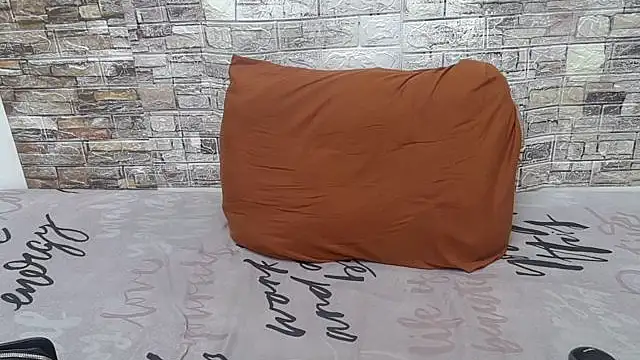 XYummyDoll32 online show from 10.25.25