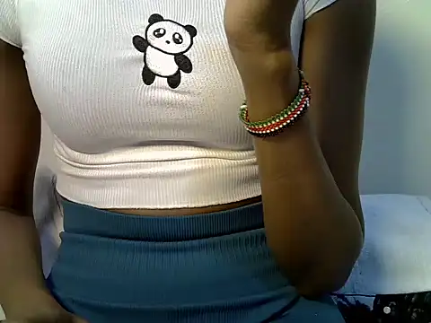 Snapshot of Southqueen18 chatting on 10.19.25 Southqueen18 online show from 10.19.25