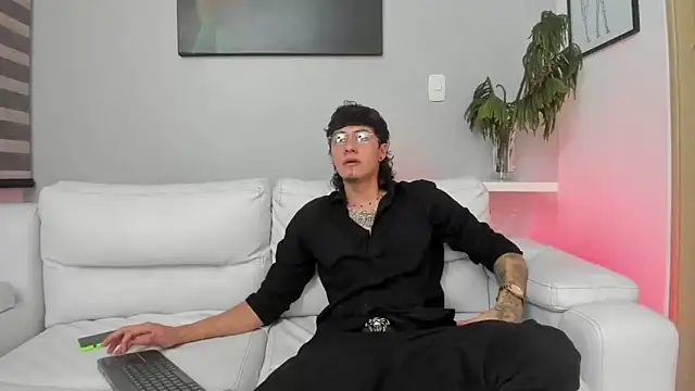 Snapshot of SteveDickson_ chatting on 10.26.25 SteveDickson online show from 10.26.25