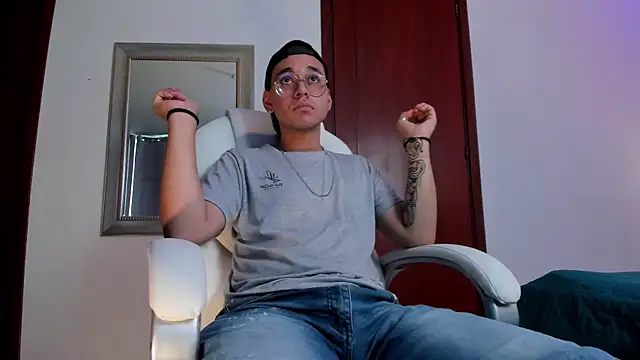 Snapshot of ColeCruz chatting on 10.09.25 ColeCruz online show from 10.09.25
