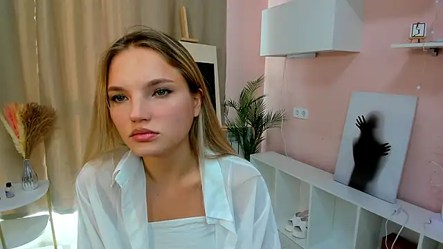 JulieLupo online show from 10.08.25