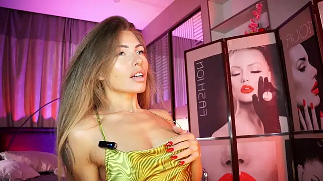 Snapshot of Nikki_Amour chatting on 10.07.25 Nikki Amour online show from 10.07.25