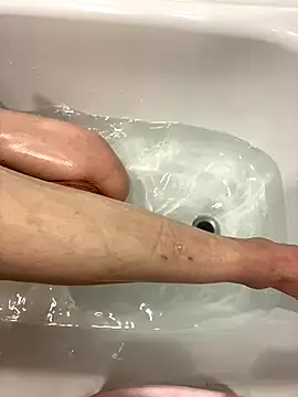 Snapshot of pleasedontpressaredburton chatting on 11.19.25 pleasedontpressaredburton online show from 11.19.25