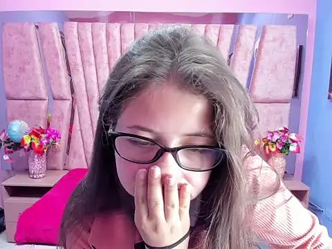 sarah sweett  online show from 10.04.25