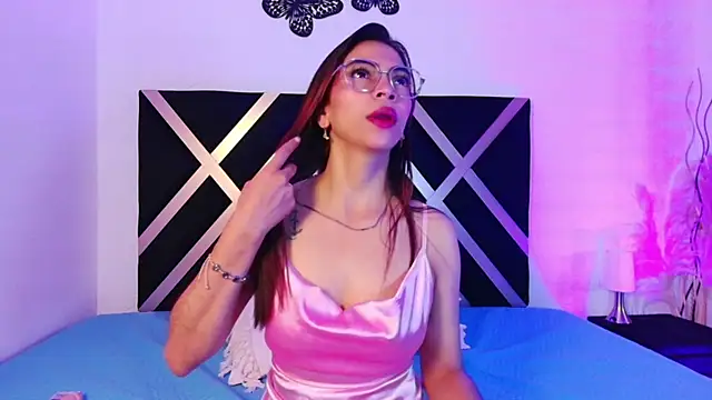 Snapshot of EvangelineBonet chatting on 10.14.25 EvangelineBonet online show from 10.14.25