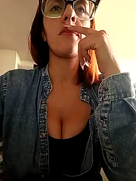 Snapshot of Jade_1-9 chatting on 12.16.25 Jade 1-9 online show from 12.16.25