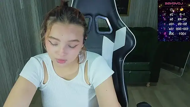 Snapshot of mia_foster_t chatting on 11.13.25 mia foster t online show from 11.13.25