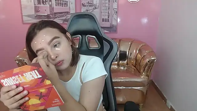 Snapshot of mia_foster_t chatting on 12.17.25 mia foster t online show from 12.17.25