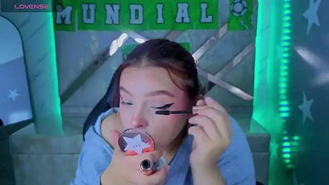 Snapshot of mia_foster_t chatting on 06.19.26 mia foster t online show from 06.19.26