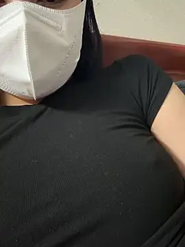 Snapshot of Linh5790 chatting on 12.19.25 Linh5790 online show from 12.19.25