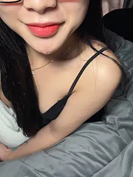 Snapshot of Linh5790 chatting on 12.23.25 Linh5790 online show from 12.23.25