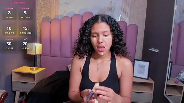 Snapshot of AriaVega chatting on 12.04.25 AriaVega online show from 12.04.25