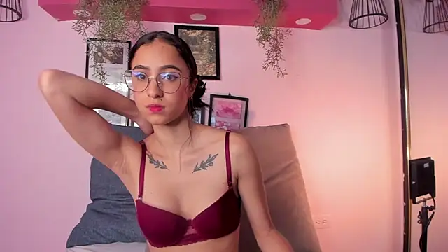 Snapshot of Alana_Martinez_ chatting on 12.20.25 Alana Martinez online show from 12.20.25