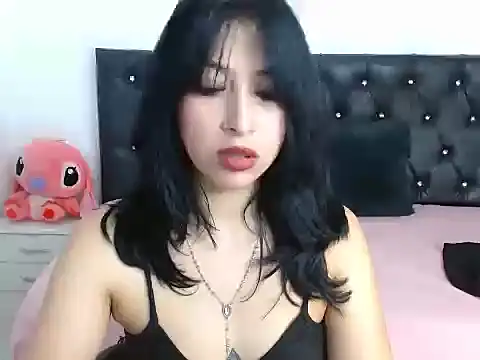 Snapshot of annyrusso chatting on 12.15.25 annyrusso online show from 12.15.25