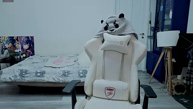 Snapshot of xAlisontiny chatting on 11.18.25 xAlisontiny online show from 11.18.25