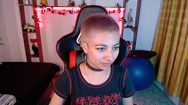 Snapshot of lunarichy22 chatting on 11.05.25 lunarichy22 online show from 11.05.25