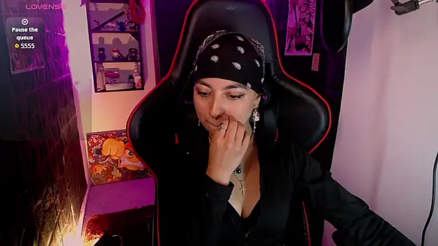 Snapshot of lunarichy22 chatting on 11.21.25 lunarichy22 online show from 11.21.25