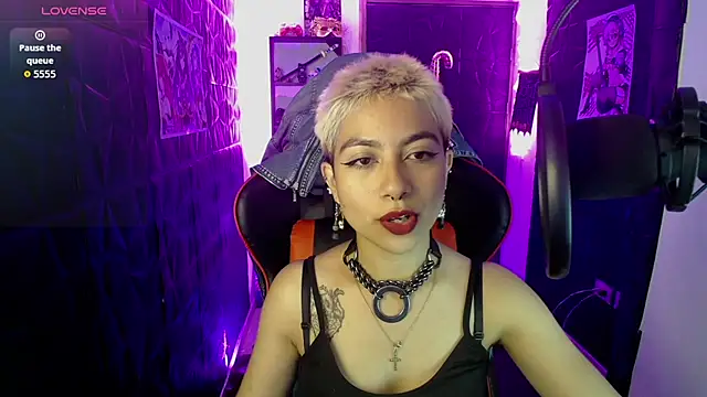 Snapshot of lunarichy22 chatting on 12.04.25 lunarichy22 online show from 12.04.25