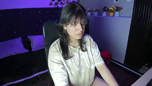 Snapshot of Violetta_Swett_ chatting on 11.22.25 Violetta Swett online show from 11.22.25