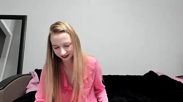 Snapshot of sophieryder chatting on 10.12.25 sophieryder online show from 10.12.25