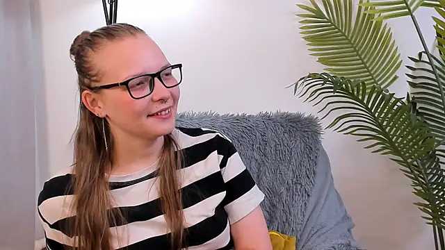 NohemiGilsdorf online show from 10.04.25