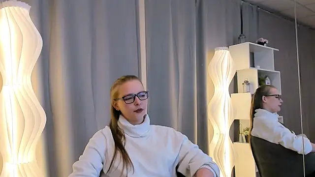 NohemiGilsdorf online show from 10.05.25