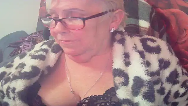 Playful MILF Demi online show from 04.22.26