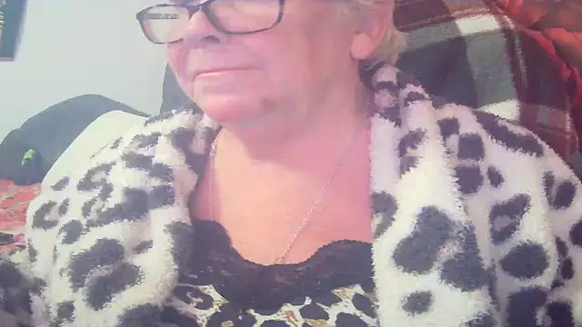 Playful MILF Demi online show from 04.28.26