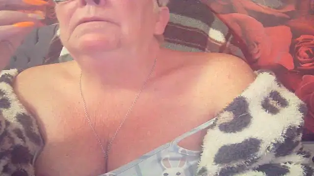 Playful MILF Demi online show from 04.30.26