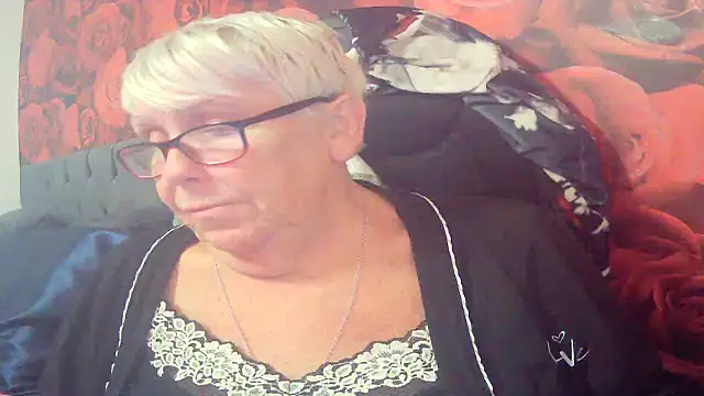 Playful MILF Demi online show from 06.10.26
