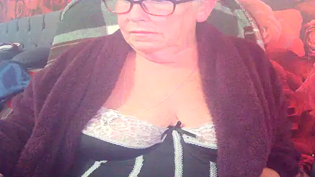 Playful MILF Demi online show from 06.15.26