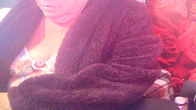 Playful MILF Demi online show from 06.17.26