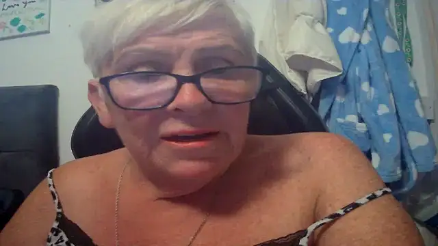 Snapshot of Playful_MILF_Demi chatting on 07.05.26 Playful MILF Demi online show from 07.05.26