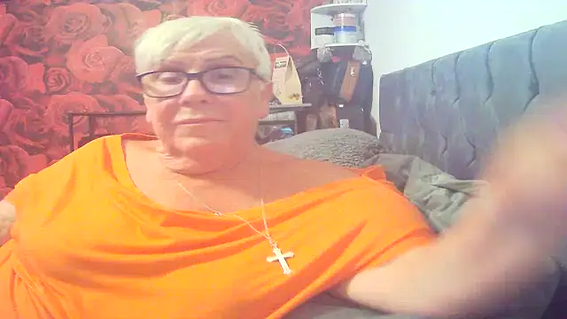 Snapshot of Playful_MILF_Demi chatting on 07.06.26 Playful MILF Demi online show from 07.06.26