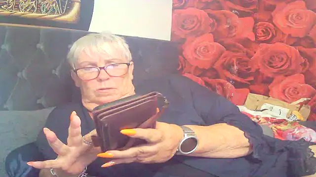 Snapshot of Playful_MILF_Demi chatting on 08.02.26 Playful MILF Demi online show from 08.02.26