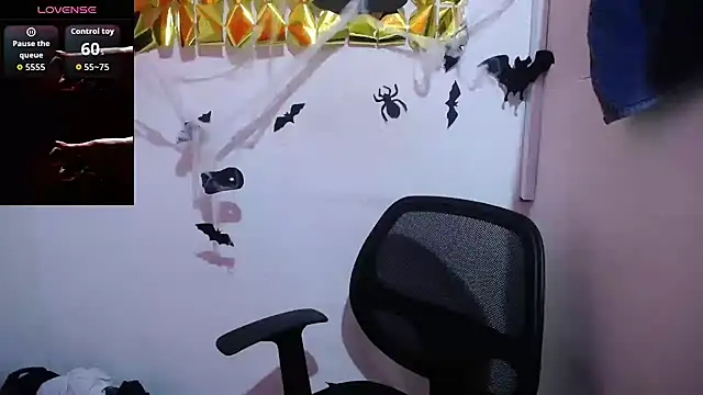 Snapshot of cherry_blond chatting on 10.16.25 cherry blond online show from 10.16.25