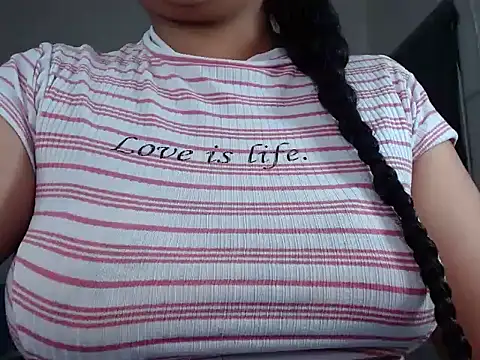 Snapshot of Agatha_milk24 chatting on 10.17.25 Agatha milk24 online show from 10.17.25