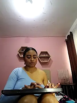 Snapshot of Alice-bolton- chatting on 10.08.25 Alice-bolton- online show from 10.08.25