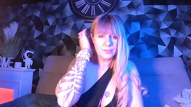 Snapshot of Delichieuse5 chatting on 02.17.25 Delichieuse5 online show from 02.17.25